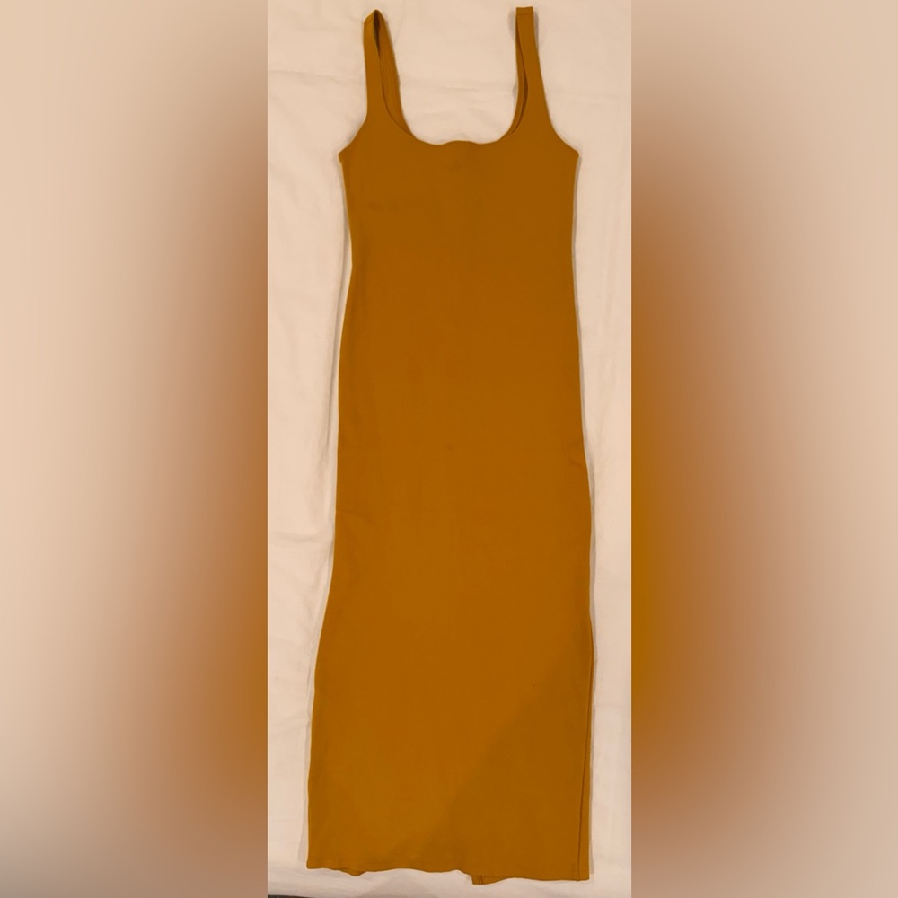 Midi mustard color dress 
Fits like a glove 
Perfect for summer/spring